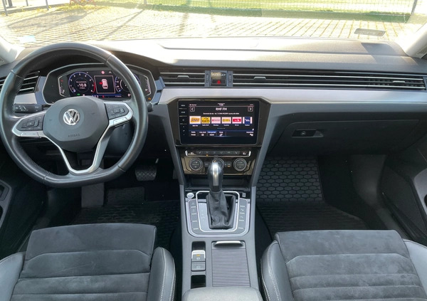 Volkswagen Passat cena 93500 przebieg: 92900, rok produkcji 2019 z Wrocław małe 121